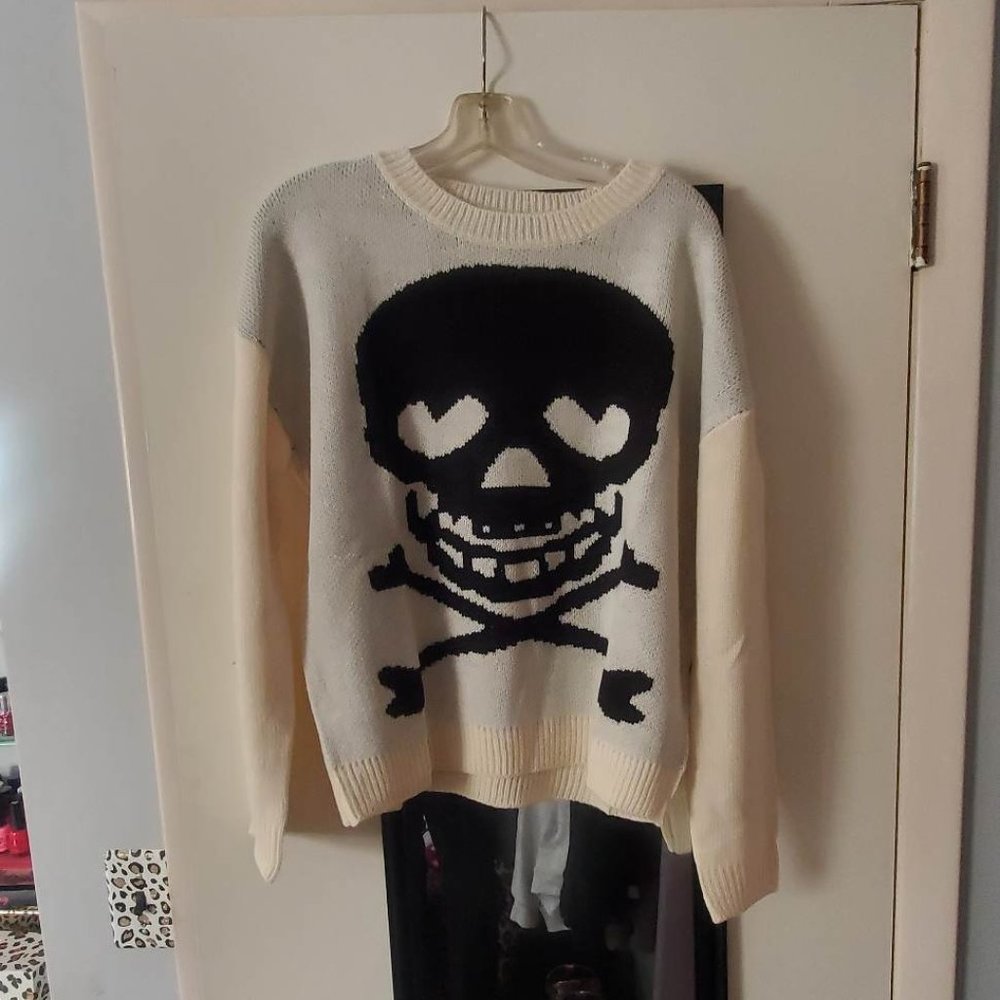 Adorable Skull Sweater Brand New Size Large